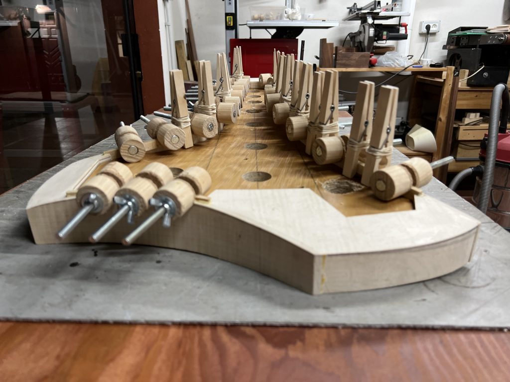 detalle de taller. Violonchelo eléctrico